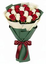 Букет Микс из красных и белых роз в Николаевске