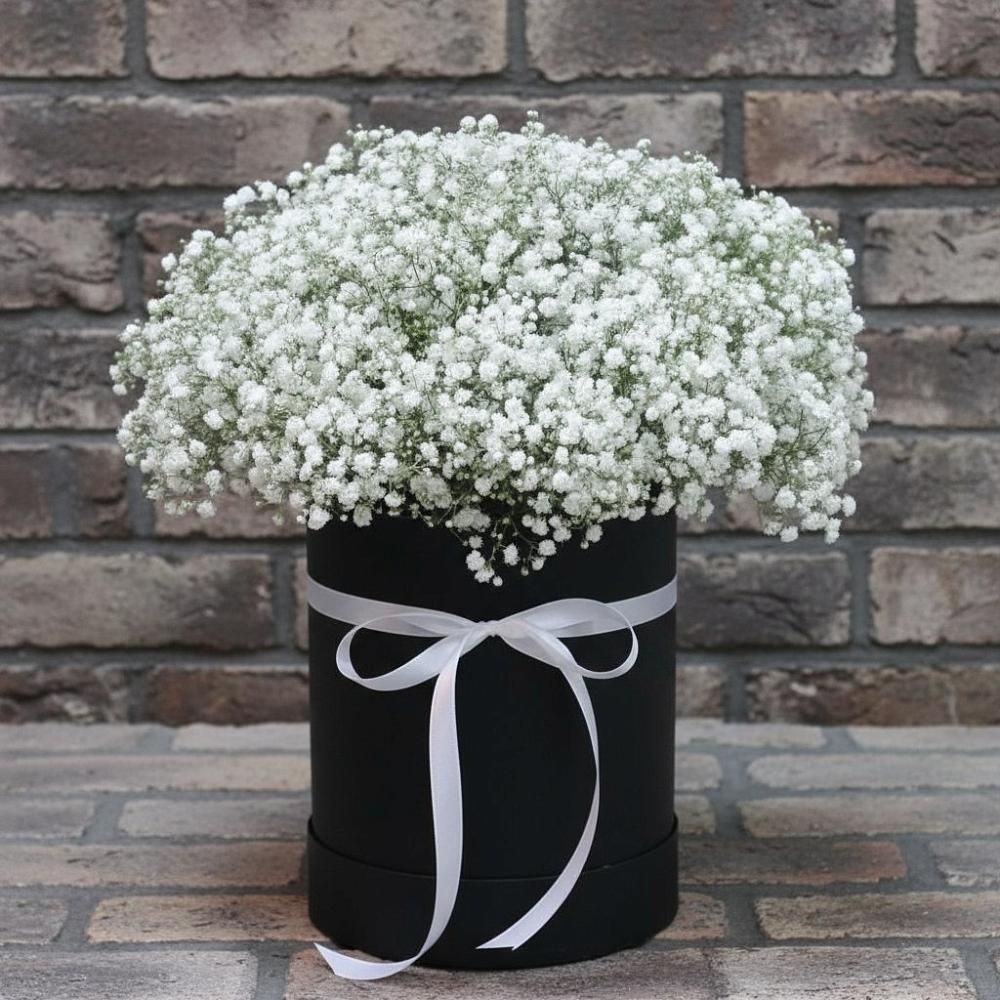 Цветочная композиция из Гипсофила в шляпной коробке в Николаевске