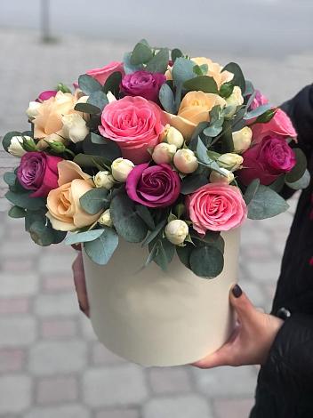 Цветочная композиция из Розы в шляпной коробке в Николаевске