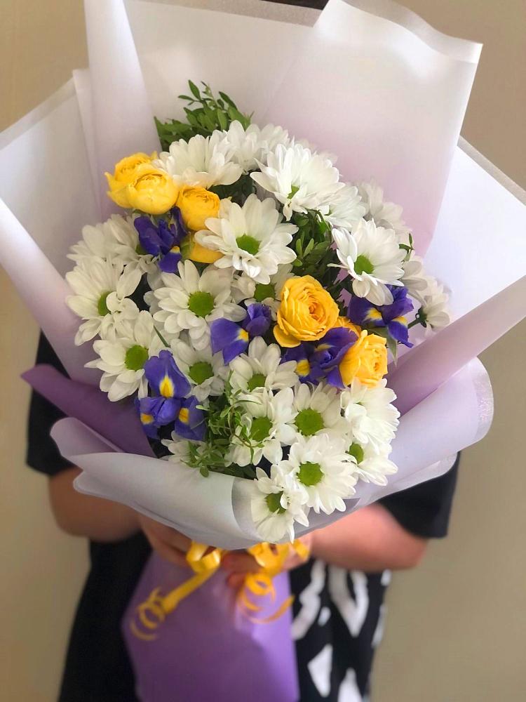 Букет цветов из: Ирисы, Хризантемы и Розы в Николаевске
