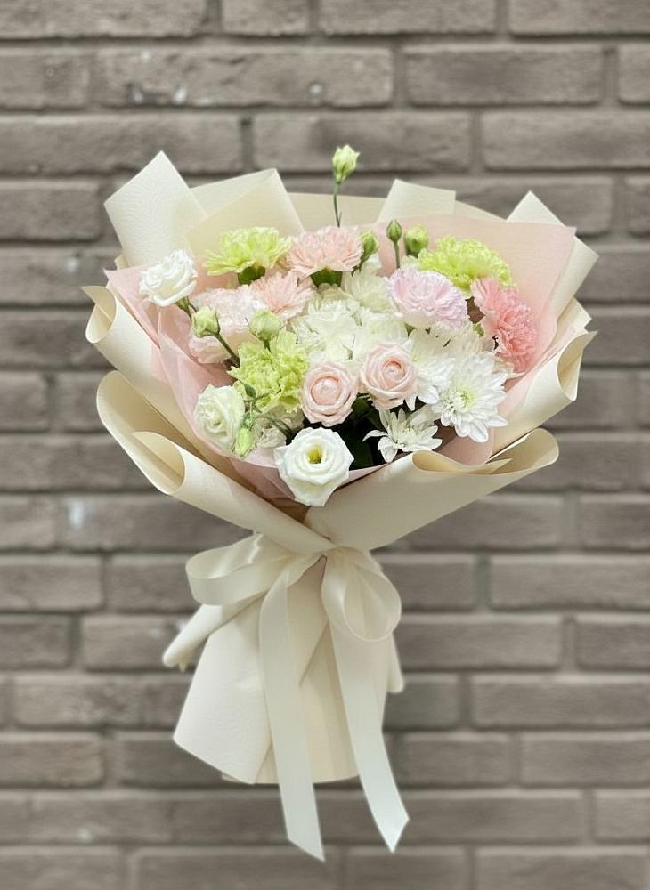 Букет цветов из: Гвоздики, Розы, Лизиантусы и Хризантемы в Николаевске