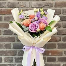 Букет цветов из:  Лизиантусы и Розы в Николаевске