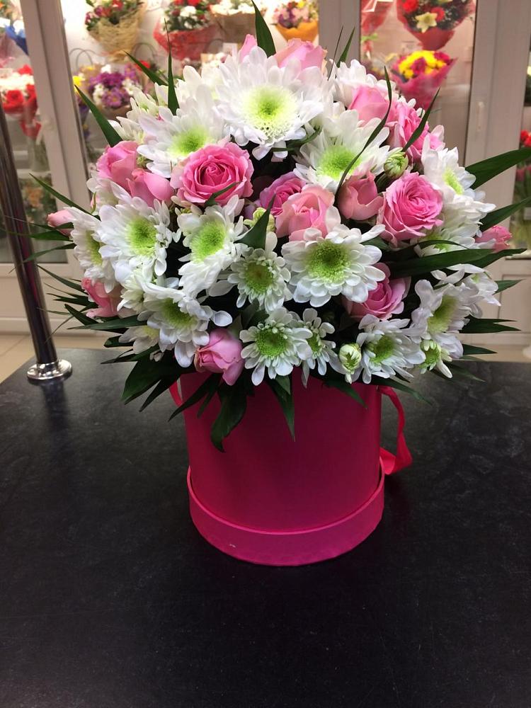 Цветочная композиция из Розы и Хризантемы в шляпной коробке в Николаевске