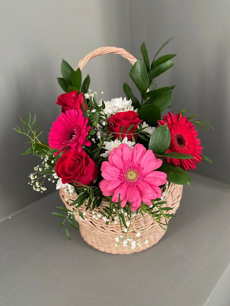 Цветочная композиция из Розы, Хризантемы и Герберы в корзине в Николаевске