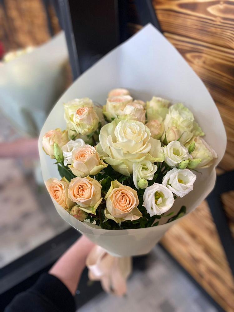 Букет цветов из: Розы и Лизиантусы в Николаевске